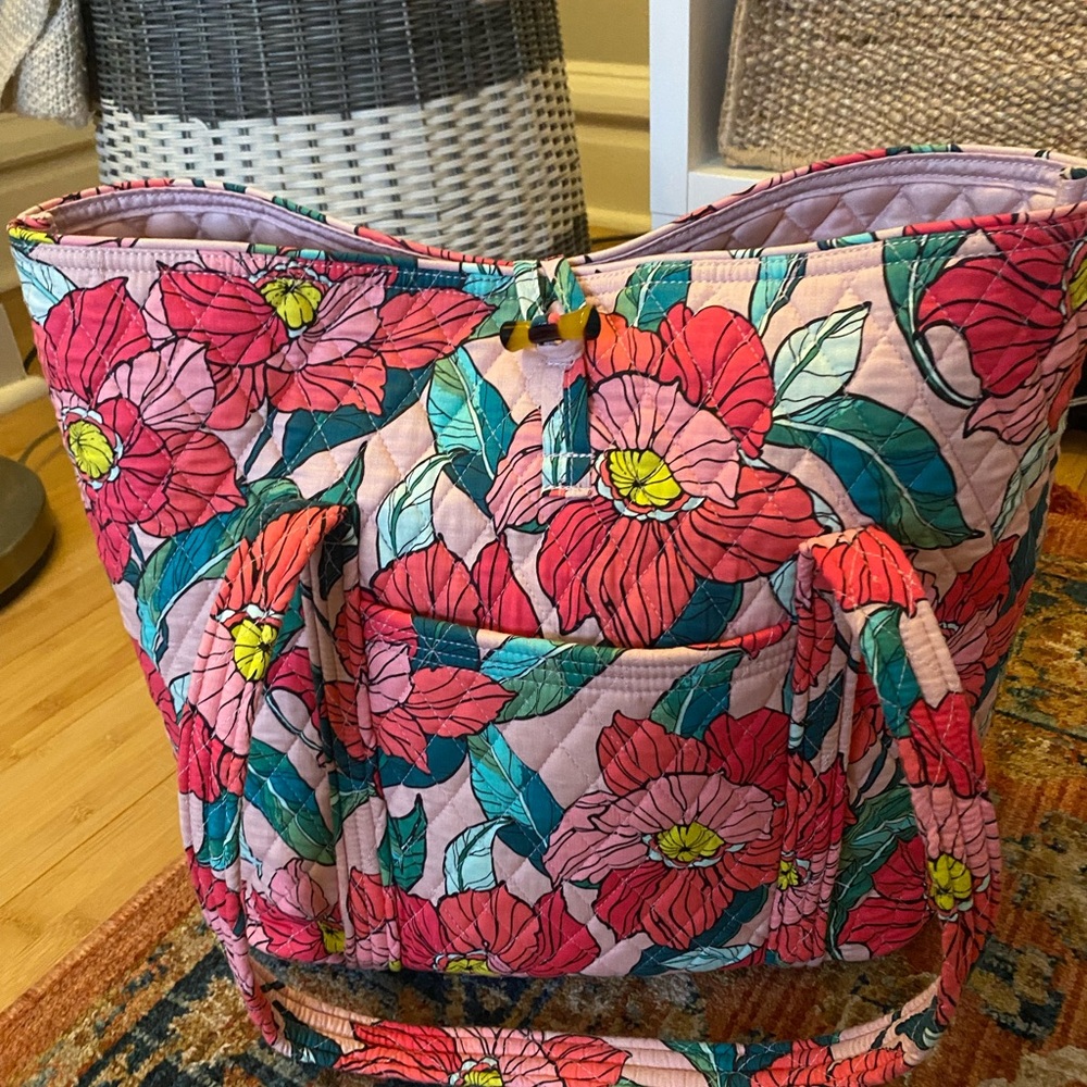 Vera Bradley Vera tote- perfect condition 🌺